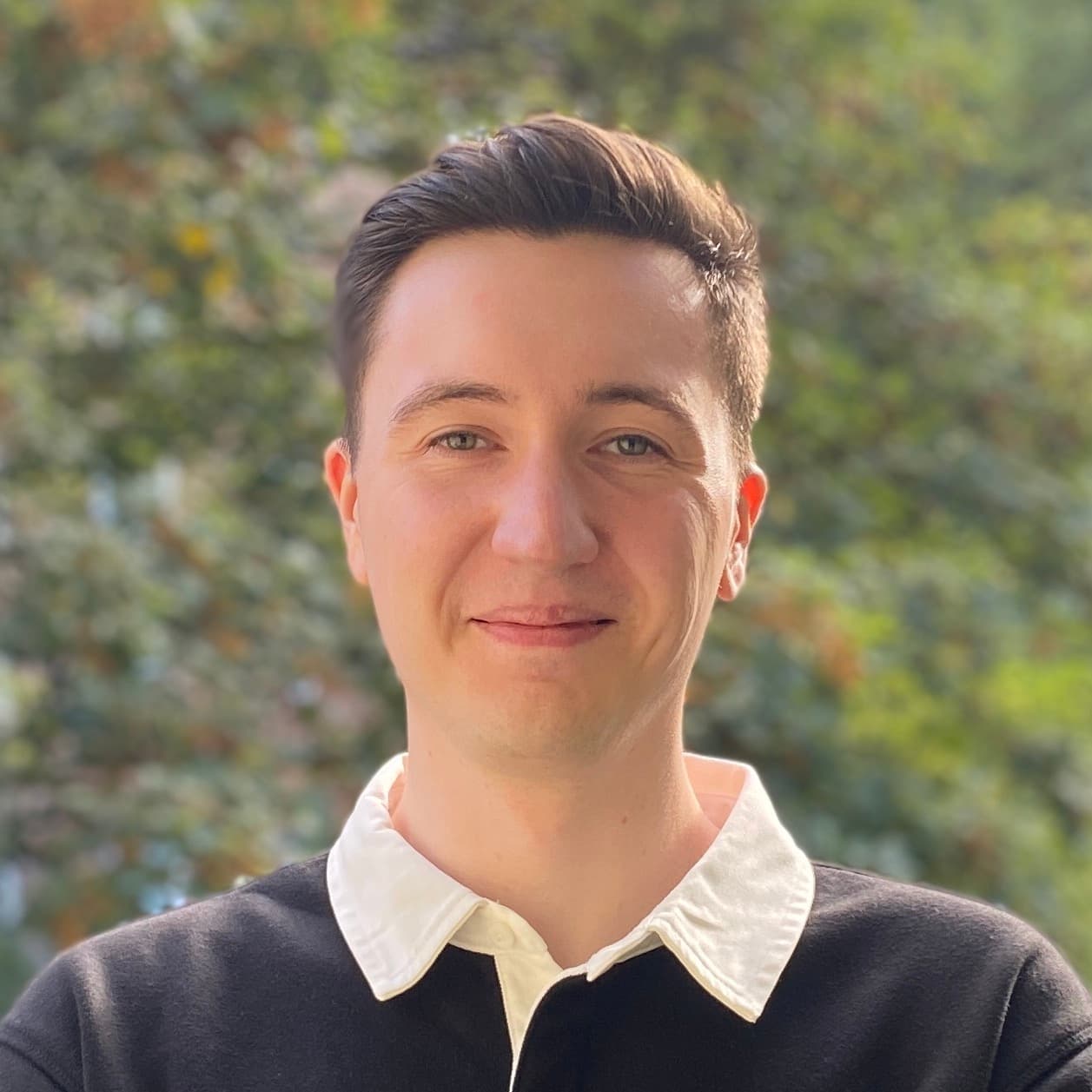 A picture of me in front of nature, smiling into the camera